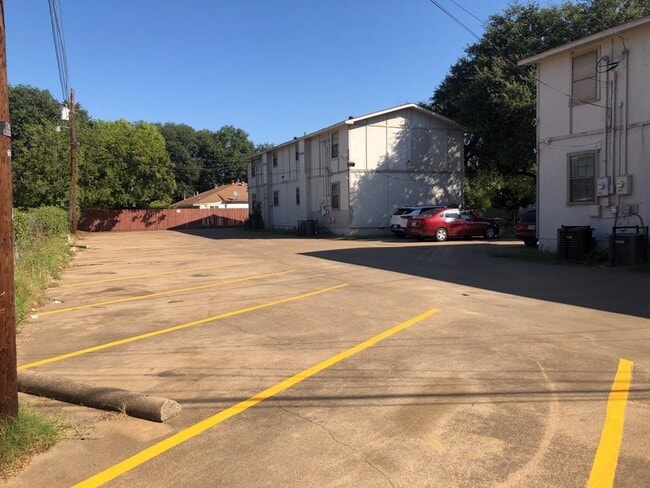 Building Photo - 1603 Voirin Rd