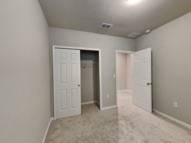 Building Photo - 2410 Brassie Ct