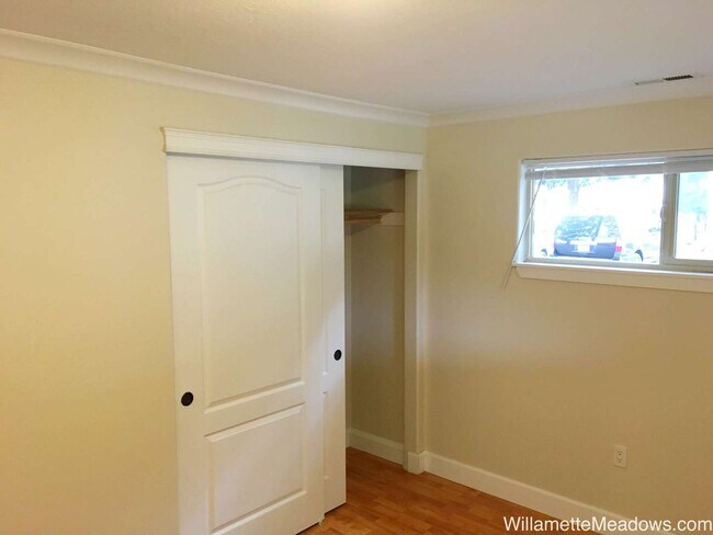 Building Photo - 4 Bedrooms, 2 Bathrooms, Large Fenced Backyard in Central Salem