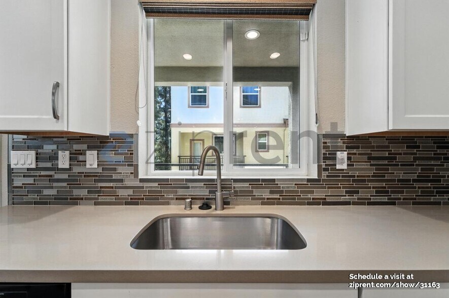 Building Photo - 550 Ryan Ter
