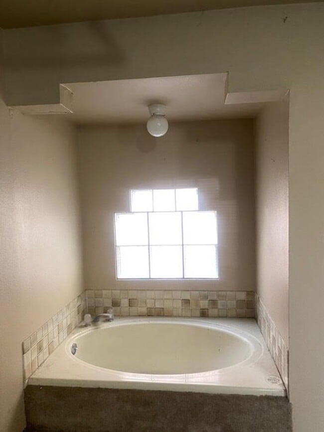 Building Photo - Cute townhome conveniently located in Nort...