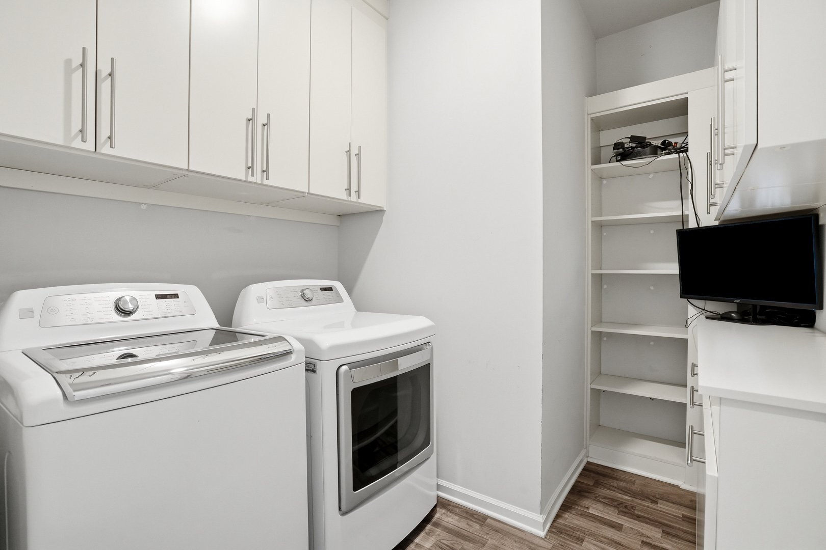 Building Photo - 2376 Tarben Dr
