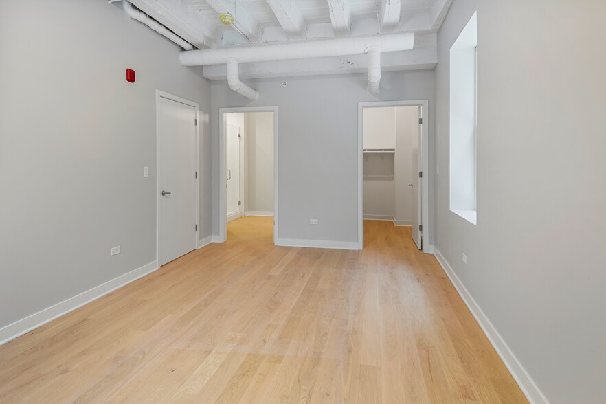 Building Photo - 4637 N Ashland Ave