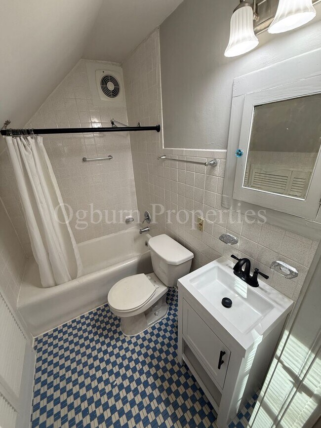 Building Photo - 114 S Sunset Dr