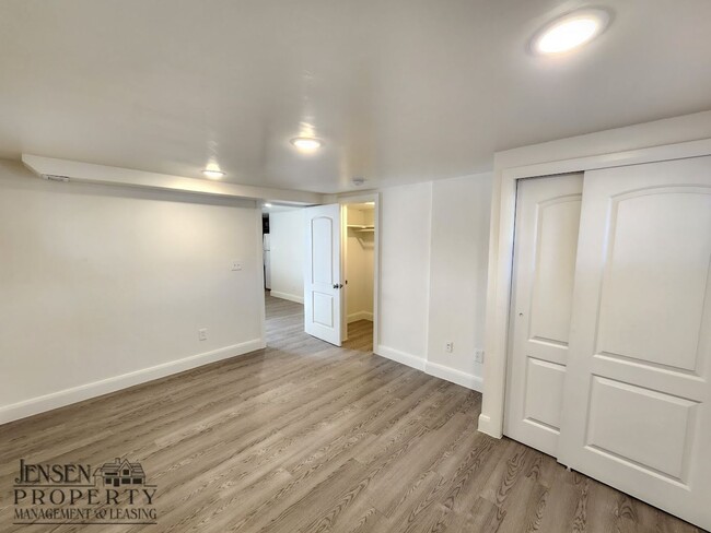 Building Photo - R698