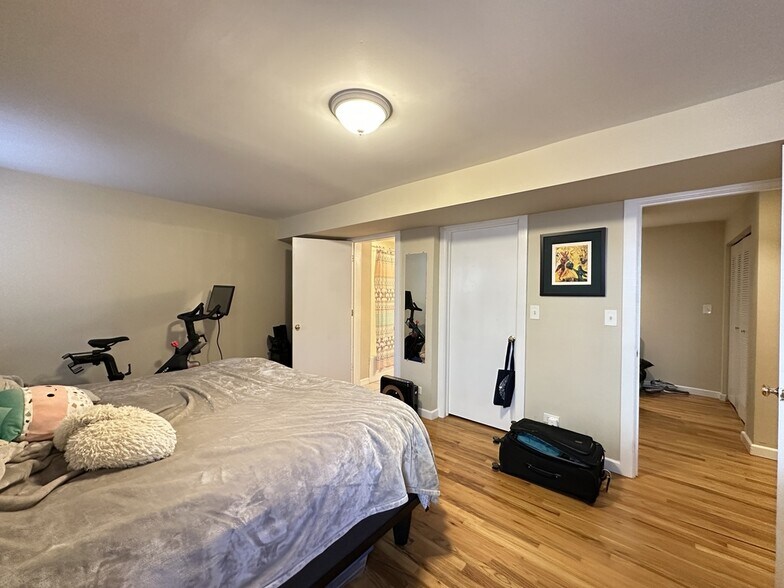 Building Photo - 3340 N Southport Ave