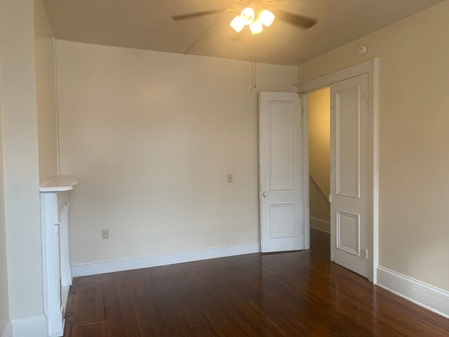Building Photo - 1st Floor 2 Bedroom Apartment, Private Entrance, Small Yard, York City SD