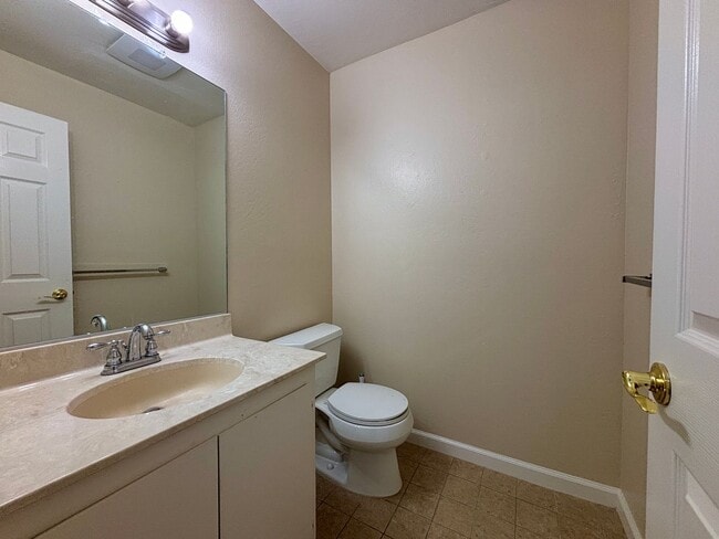 Building Photo - Updated 3BR Townhome in Forest Knolls with parking