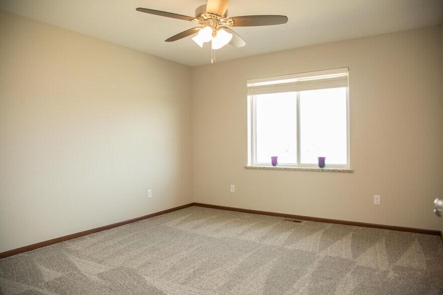 Primary bedroom - 6353 Pawnee Ln