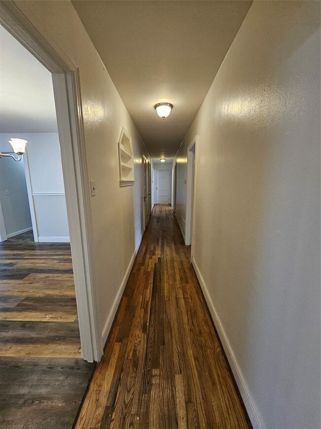 Building Photo - 4 BEDROOM, 2 BATH! CORNER LOT