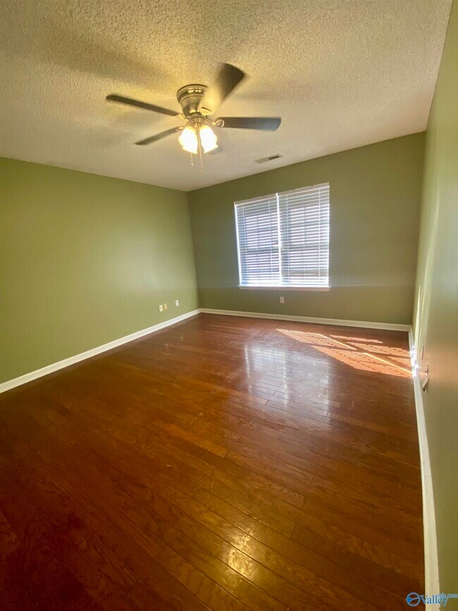 Building Photo - 242 Comet Dr