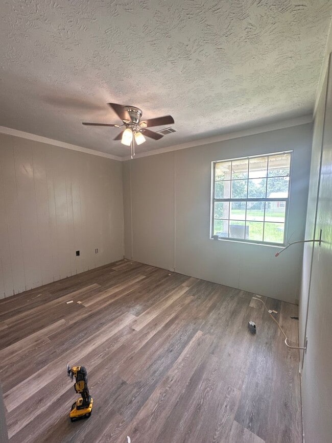 Building Photo - 140 Lake Dr
