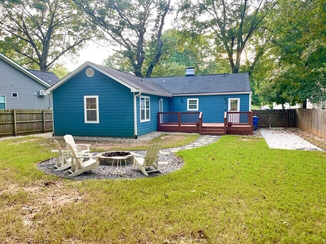 Building Photo - Welcome to this stunning 3-bedroom, 2-bath...