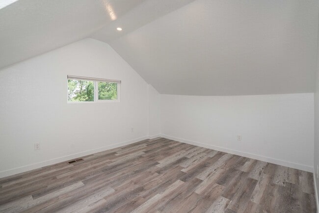 Building Photo - 5 bed 2 bath renovated home