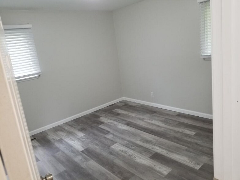 Building Photo - 21901 Sloman St