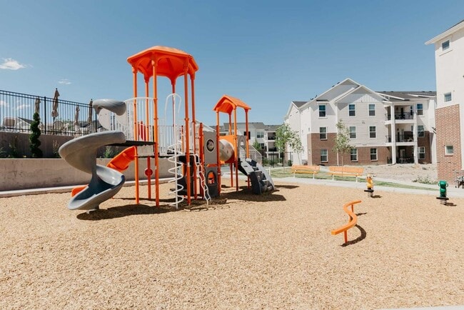 Building Photo - Beautiful Top Level Condo w 1 car garage