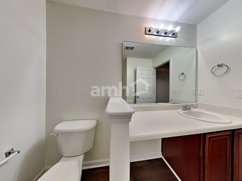 Building Photo - 425 Green Park Ln
