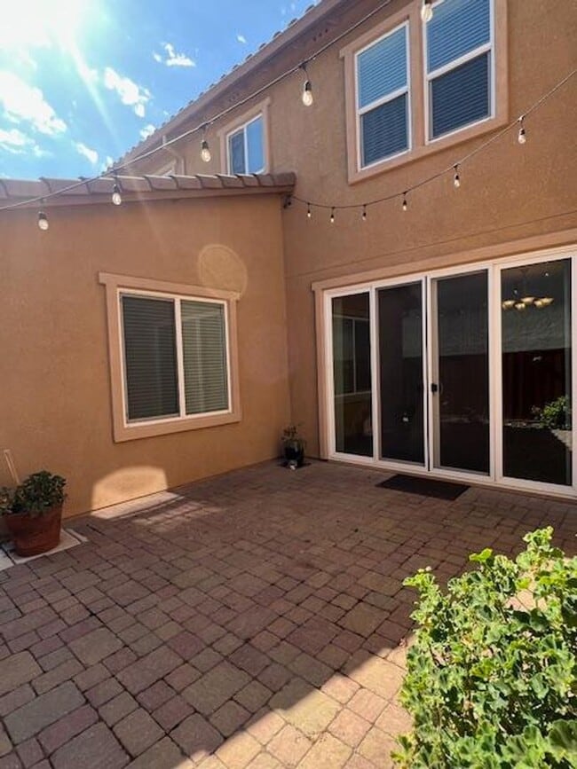 Building Photo - STUNNING & SPACIOUS 4 BEDROOM IN W. ROSEVI...