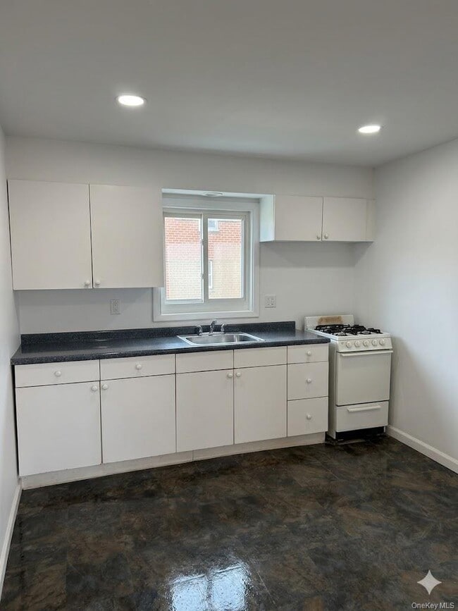 Building Photo - 629 Wellwood Ave