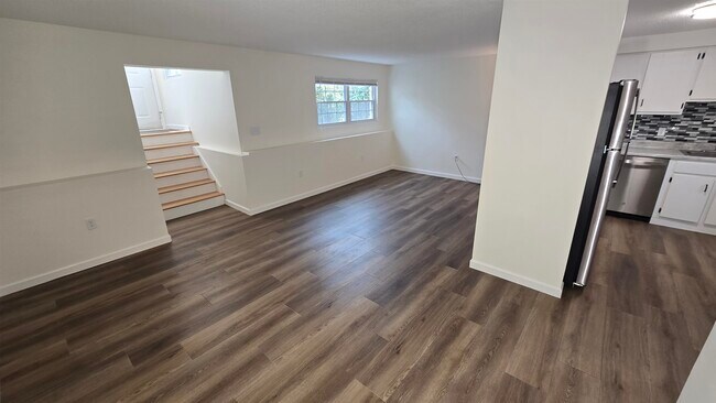 Building Photo - 85 E Ridge Rd