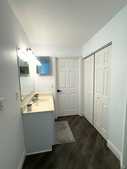 Building Photo - 1146 NE Coy Senda