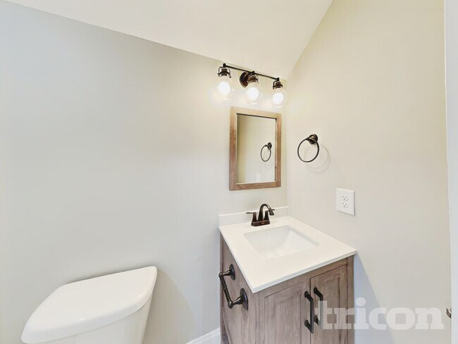 Building Photo - 19 Bloomwood Heights