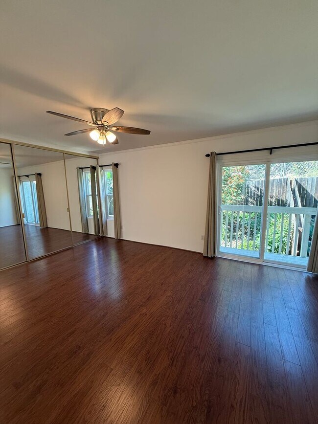 Building Photo - 2 bedroom 2.5 bath condo for rent