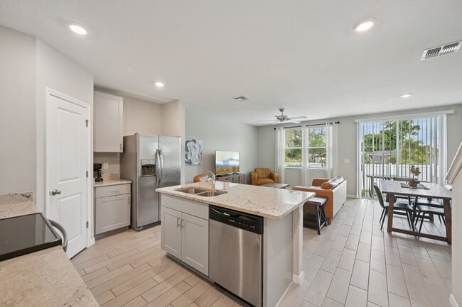 Building Photo - 5820 Ocean Isle Dr