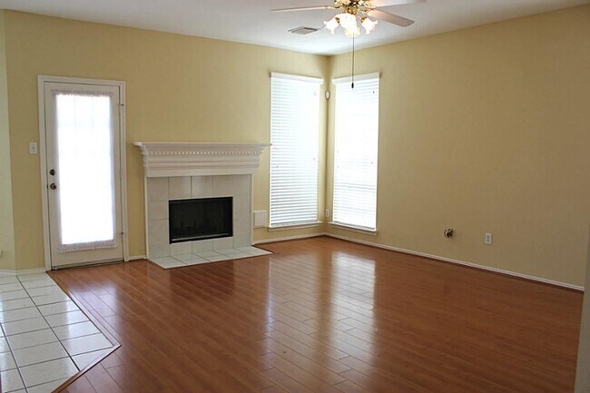 Building Photo - 4614 Forest Home Dr