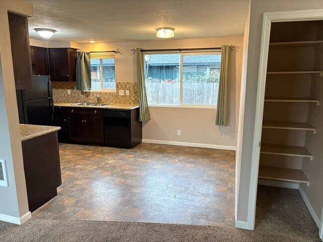 Building Photo - Springfield Duplex- 2 bedroom/1 bath updated unit