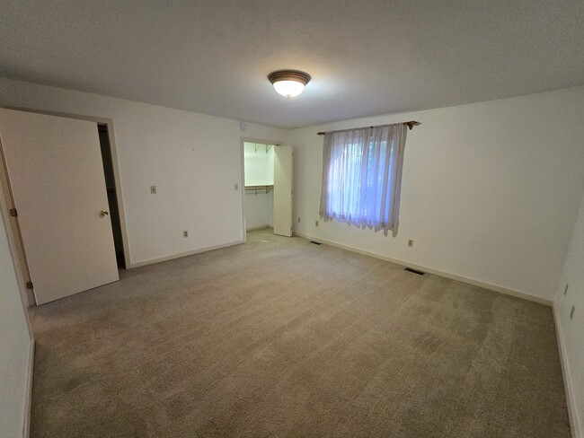 Building Photo - 43 Thornhill Rd