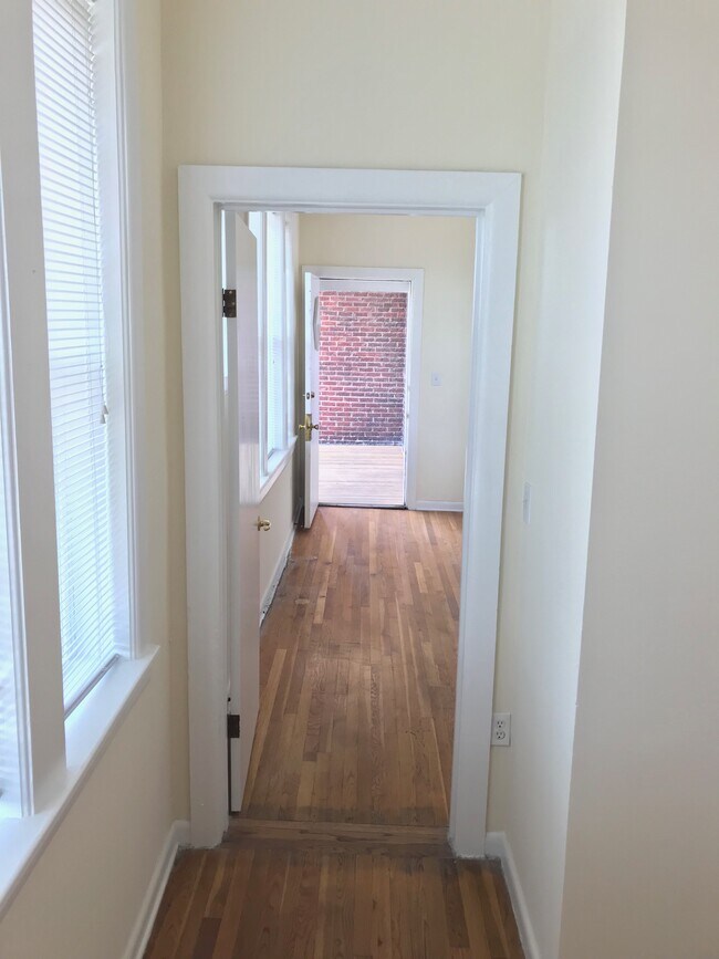 Building Photo - 606 N Roan St