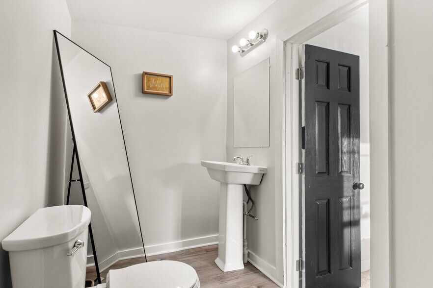 Building Photo - 3310 E 9th St