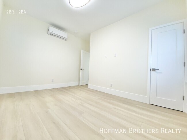 Building Photo - 865 N Las Palmas Ave