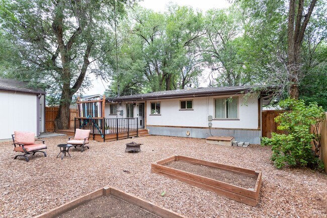 Building Photo - Beautiful 2-Bedroom, 2-Bath Home in Desirable Southwest Colorado Springs!