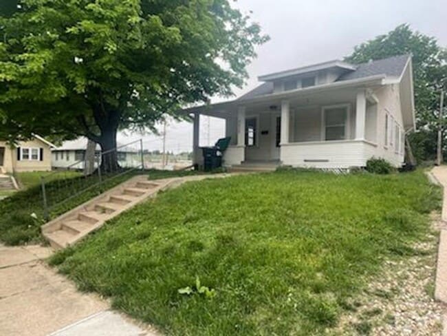 Building Photo - Spacious 3 bed/1.5 Bedroom House Close to ...