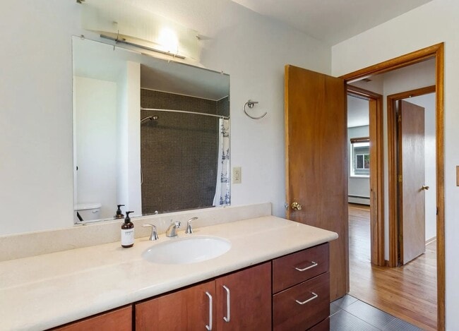 Building Photo - Amazing West Hills Condo! W/S/G + Heat inc...
