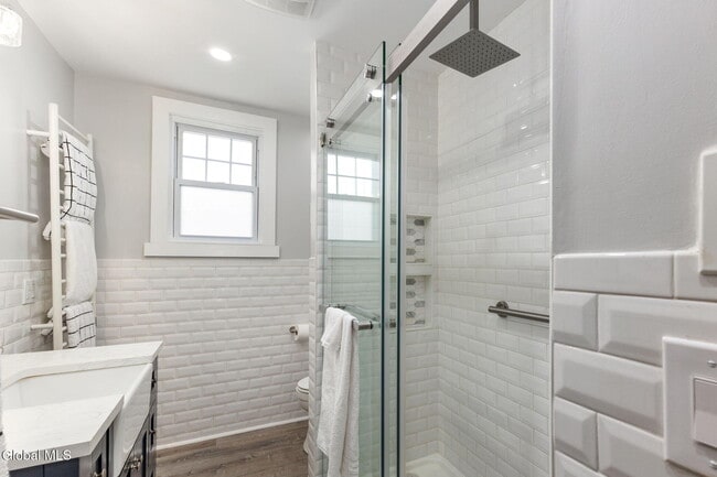 Building Photo - 106 N Pine Ave