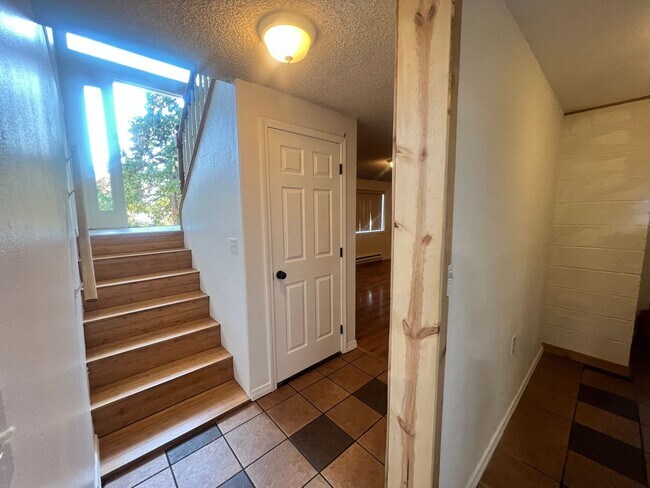 Building Photo - Mini Mansion in Salmon creek in mature nei...
