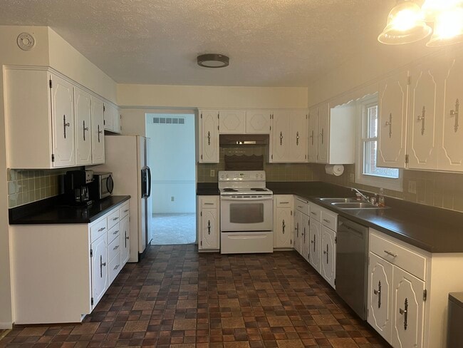 Building Photo - 121 S Regency Dr