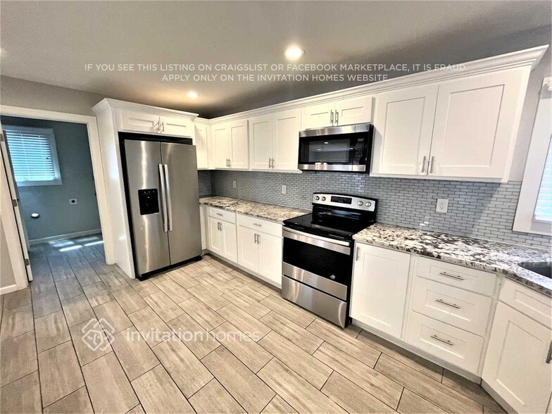 Building Photo - 943 E Manhatton Dr