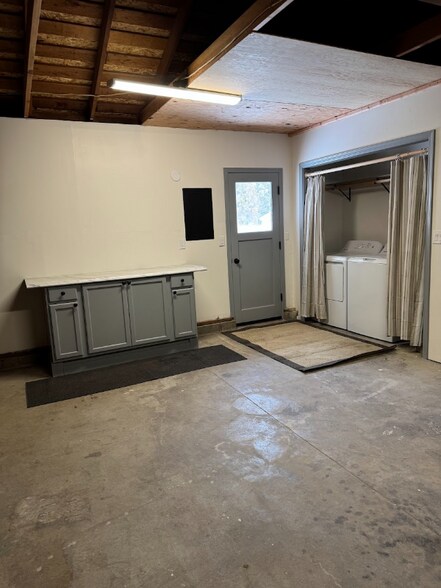 Building Photo - 5520 Valleyview Ln