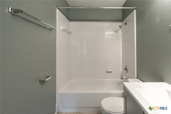 Building Photo - 1601 Benttree Dr