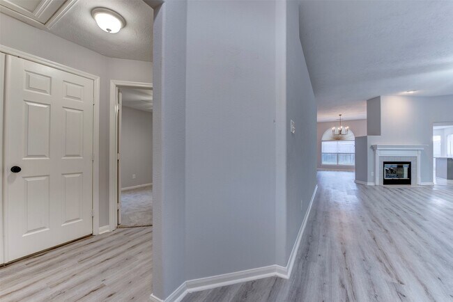 Building Photo - 9026 Eaglecove Dr