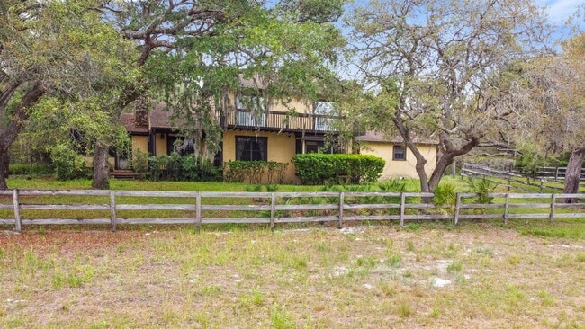 Building Photo - Escape to Your Private Paradise!