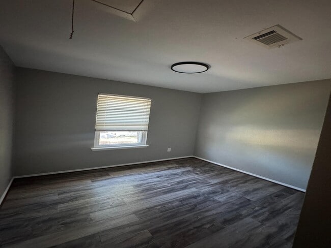 Building Photo - 2014 Oak Shores Dr