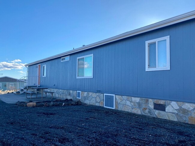 Building Photo - 3 Bedroom 2 Bathroom house in Crooked River Ranch with huge views and a shop!