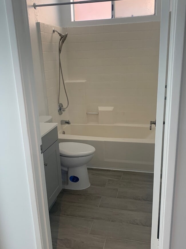 Building Photo - Lakeshore 6E