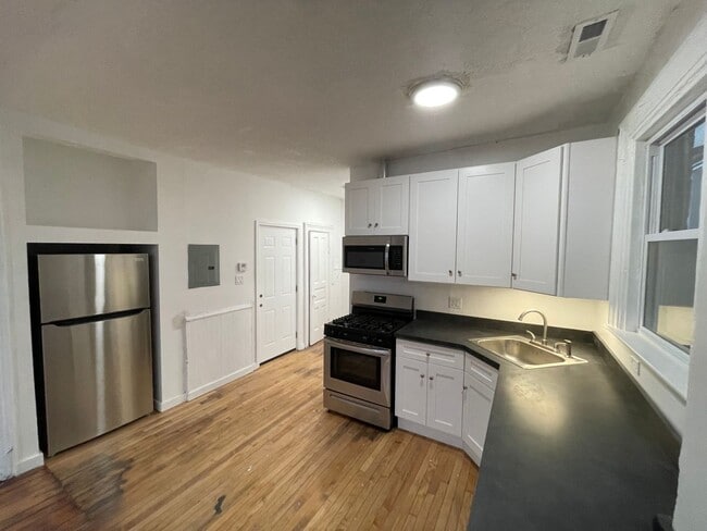 Building Photo - 1450 W 18th St