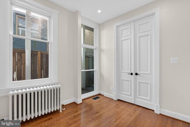 Building Photo - 515 N Columbus St